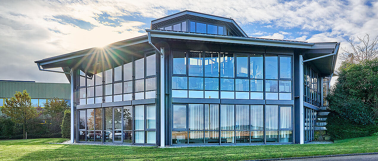 Firmengebäude Verwaltung heinrichs drehteile als 8-Kant mit Glasfronten