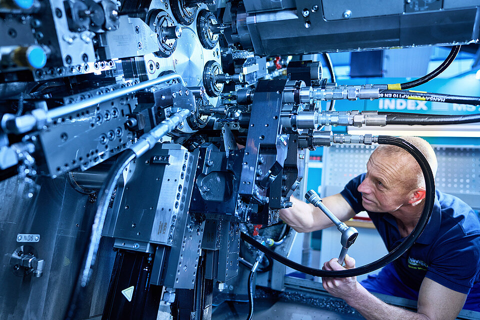 Mitarbeiter an NC gesteuertem Mehrspindeldrehautomat