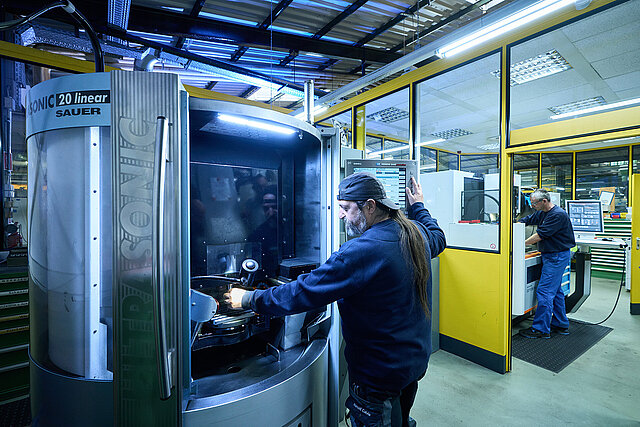 Mitarbeiter bei der Werkzeugherstellung