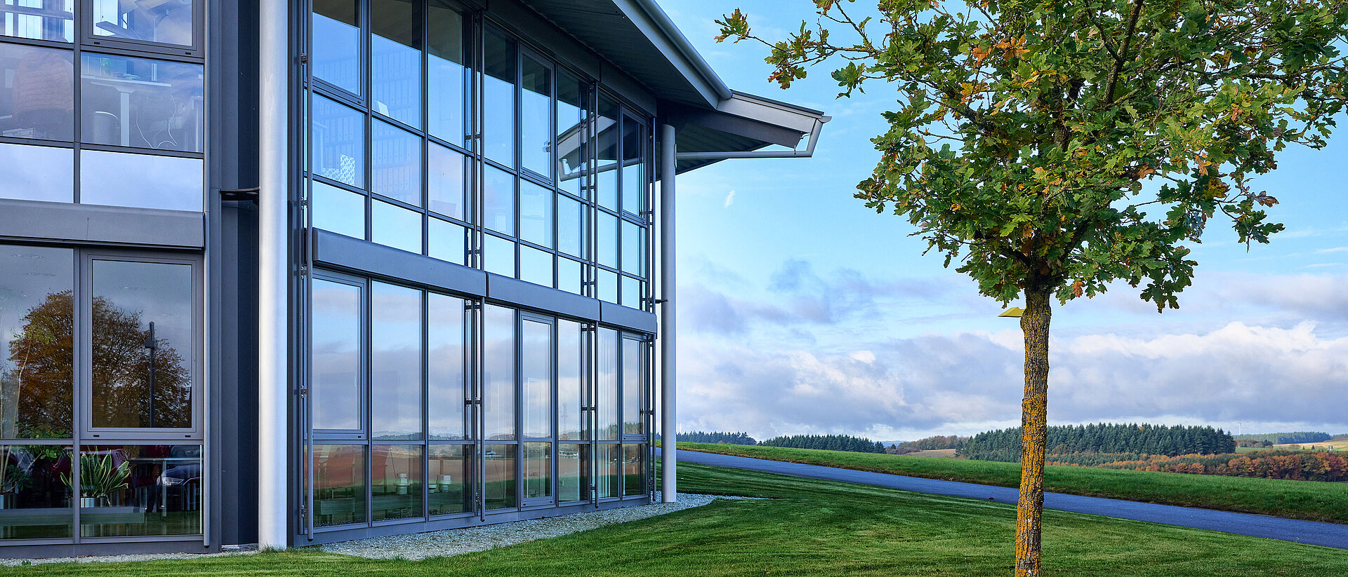 Außenansicht Verwaltunsgebäude mit Baum