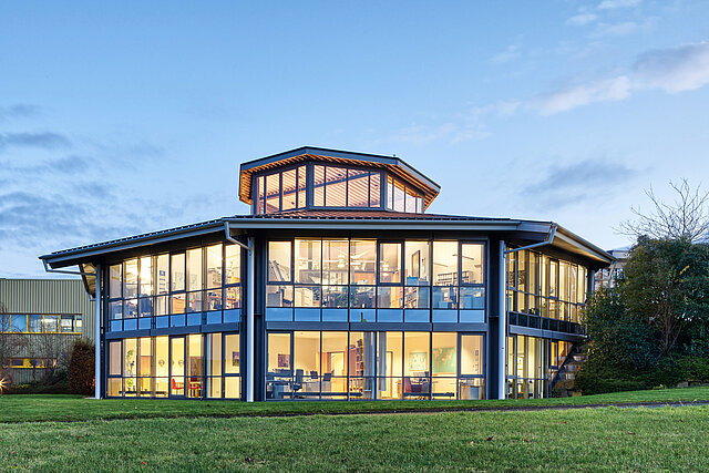 Firmengebäude von außen bei Dämmerungslicht