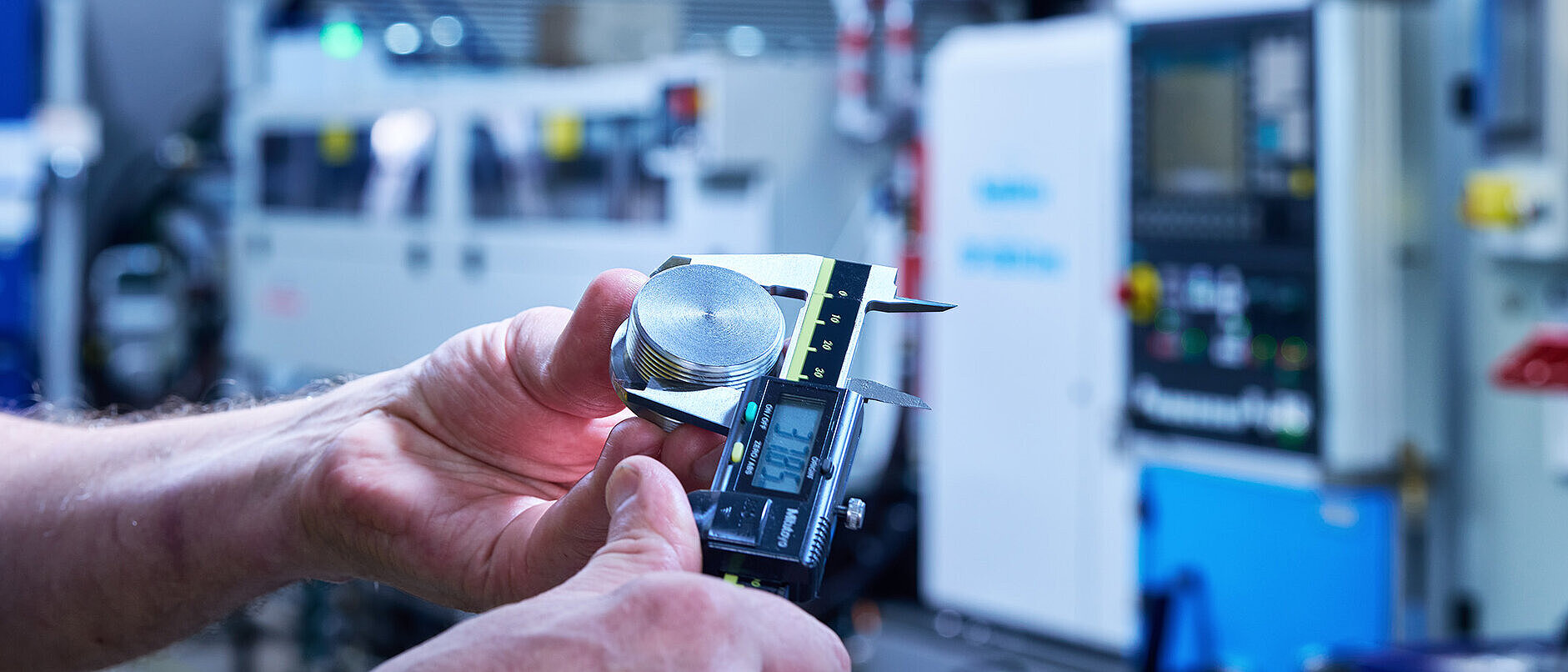 Mitarbeiter führt Qualitäts-Messung durch