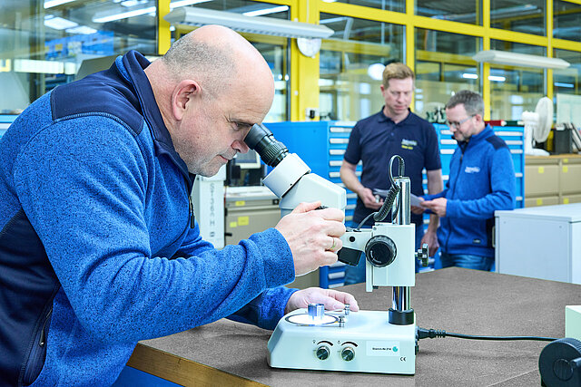 Mitarbeiter am Mikroskop