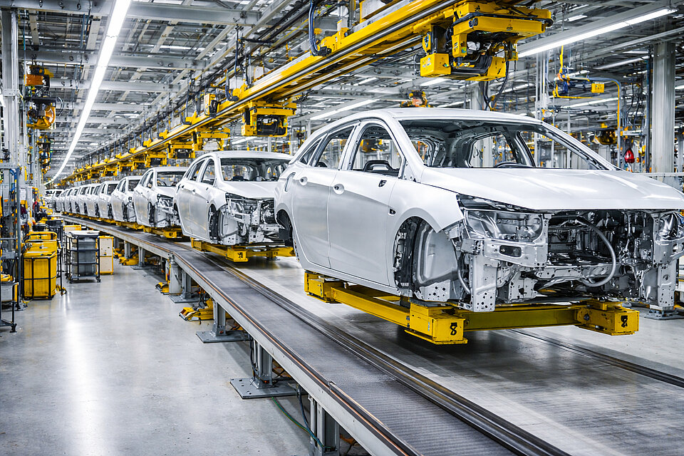 Autos in der Fertigung auf dem Band
