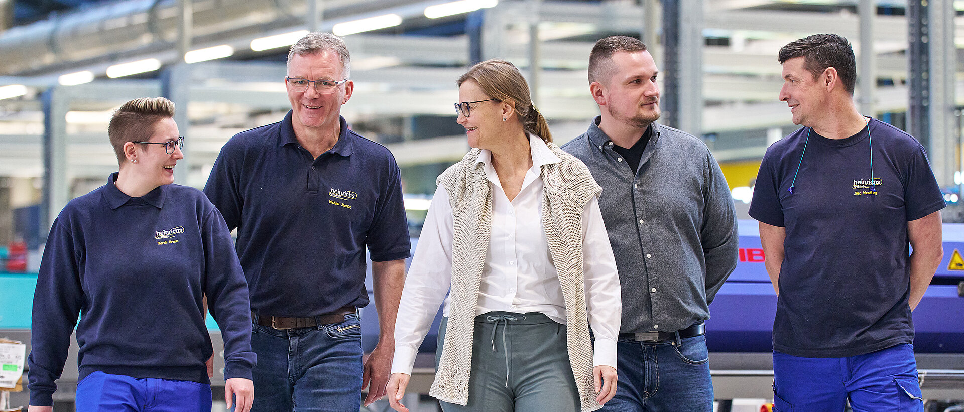 Gruppenbild mehrerer Mitarbeiter von heinrichs drehteile in der Produktionshalle