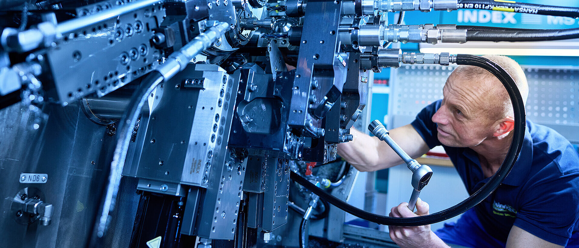 Mitarbeiter an NC gesteuertem Mehrspindeldrehautomat