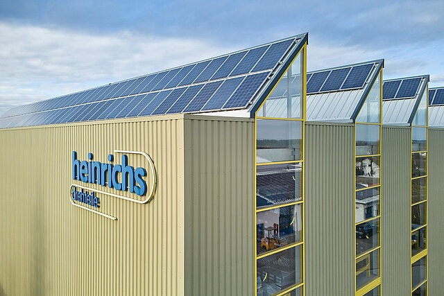 Solarzellen auf dem Dach der heinrichs drehteile Produktionshalle