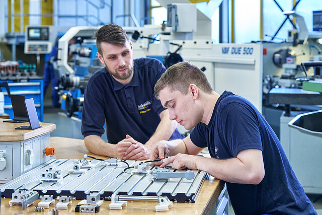 Azubi arbeitet unter Aufsicht