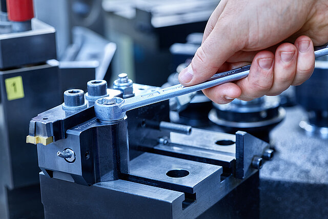 Werkzeughalter wird auf Voreinstellgerät aufgespannt