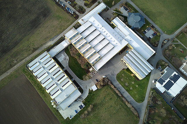 Luftbild vom Firmengelände im Grünen