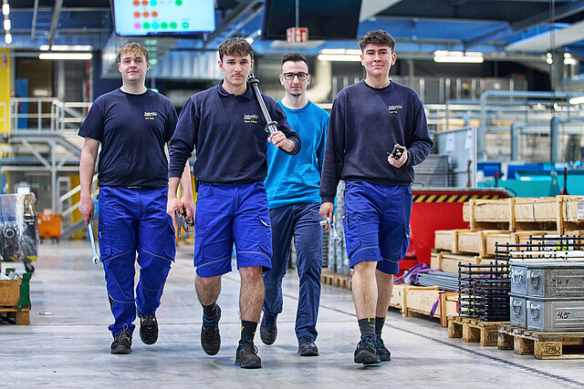 Azubis gehen durch Produktionshalle