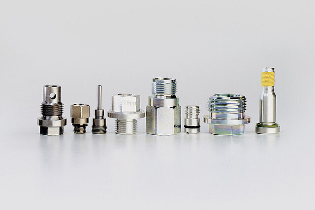 Reihe mit Drehteil-Sonderlösungen auf grauem Hintergrund