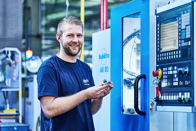 Mitarbeiter bei der Drehteilefertigung