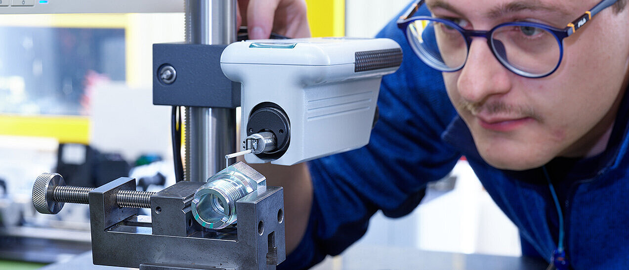 Mitarbeiter arbeitet am Produkt von heinrichs