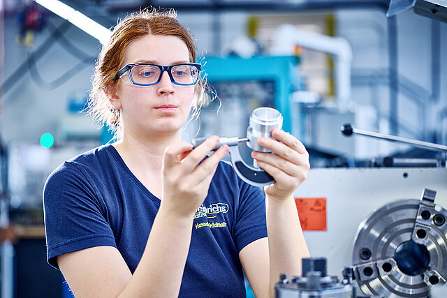 Prüfung des Drehteils, das an der Drehmaschine in der Lehrwerkstatt gefertigt wurde