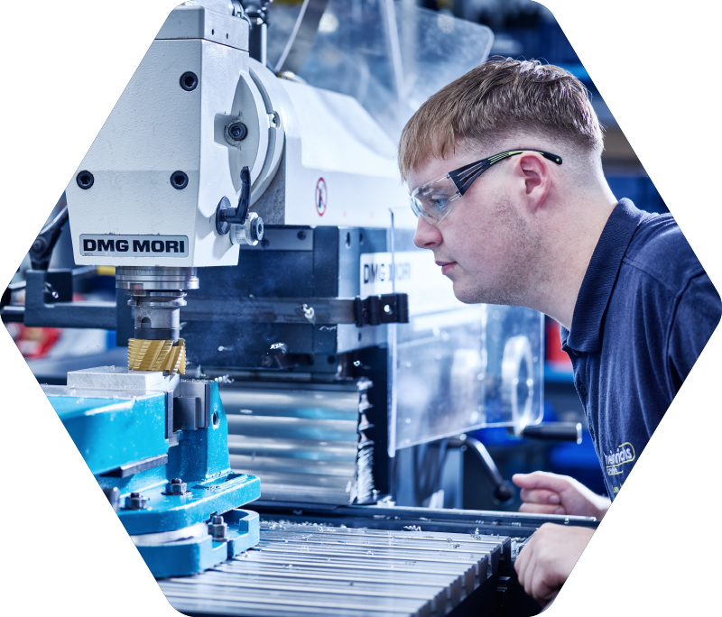 Auszubildender Leon an Maschine