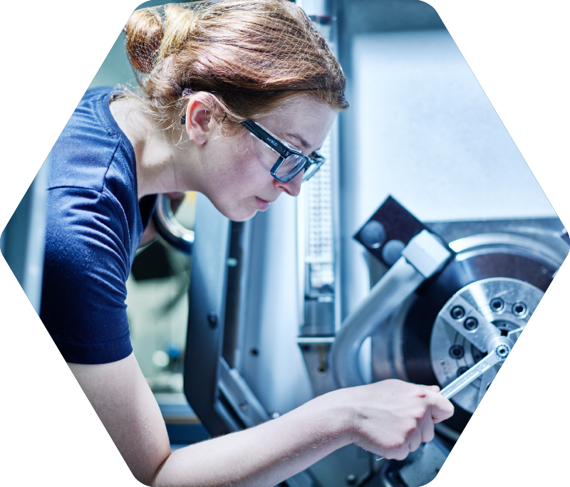 Auszubildende Hannah arbeitet an Maschine