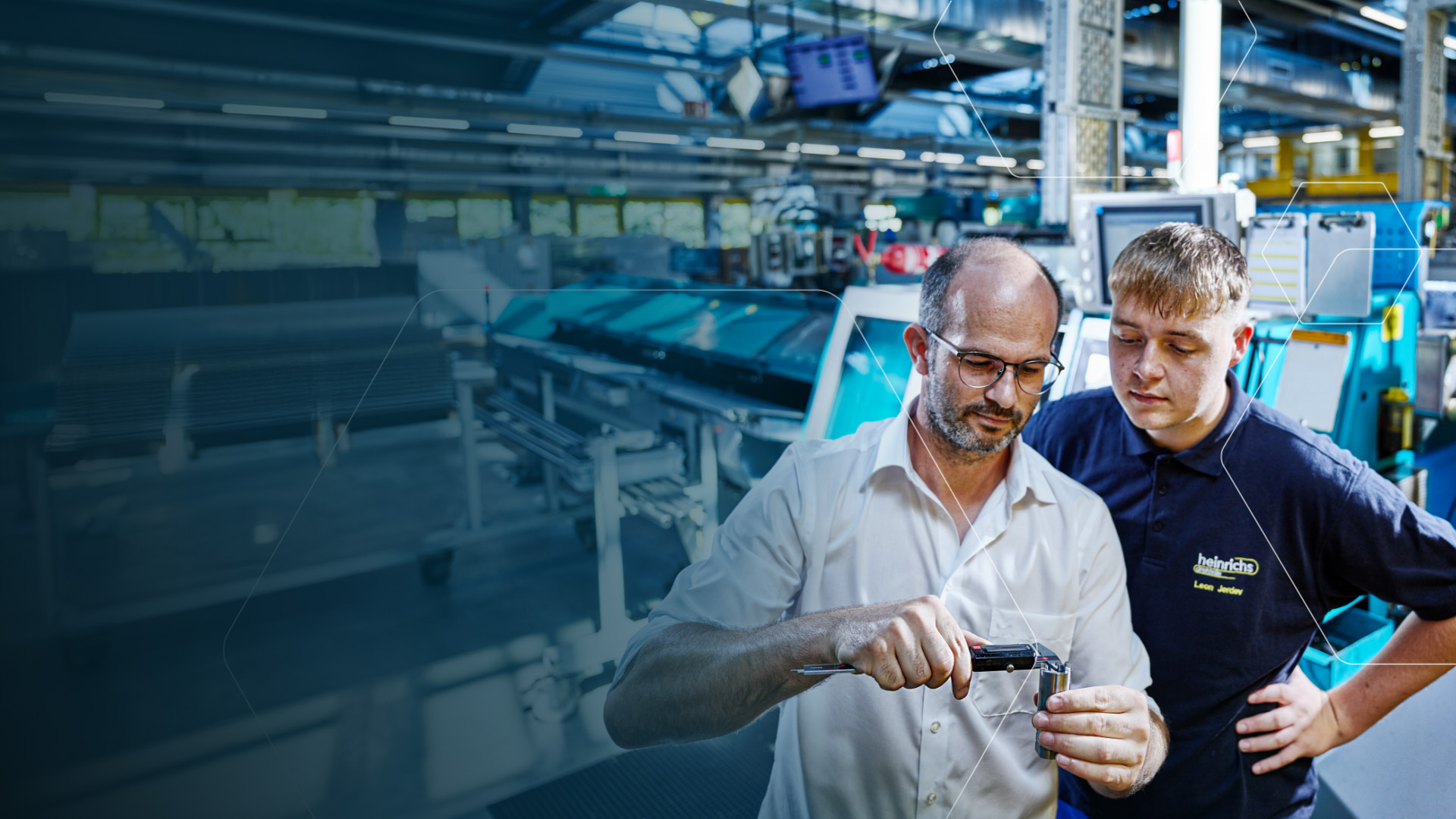 Ausbilder prüft das Drehteil des Azubildenden